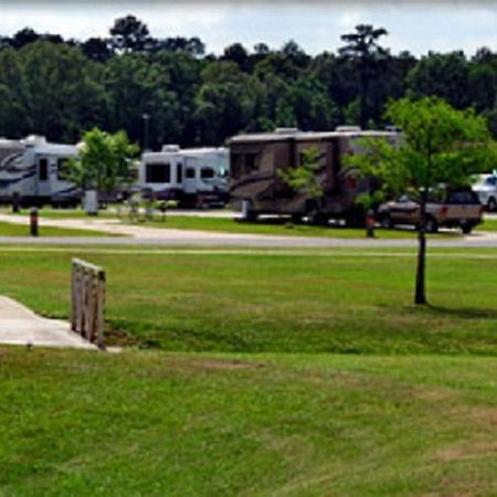 Red Shoes Rv Park And Chalets Kinder Exterior foto